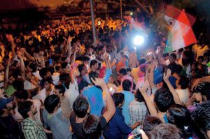 인도가 2011년 크리켓 월드컵에서 우승한 후 푸네 시민들의 축하 모습.