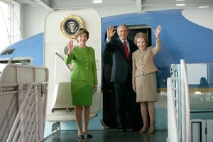 2005년 10월 조지 W. 부시 대통령, 로라 부시 여사, 낸시 레이건 전 영부인이 로널드 레이건 대통령 도서관에 보관된 SAM 27000을 둘러보고 있다