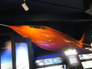 영화 《머나먼 대서부》 촬영에 사용된 Glamorous Glennis의 복제품. 현재 캔자스주 허친슨의 코스모스피어에 전시되어 있다. 같은 박물관에는 비행했던 리버티 벨 7호 우주선도 전시되어 있다.