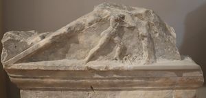 테세우스가 아이게우스의 검과 샌들을 발견하는 모습, 기원전 140/39년의 조각상