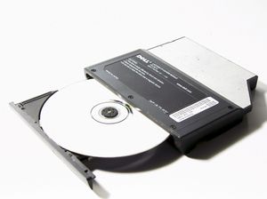 부분적으로 열린 CD-ROM 드라이브의 CD-ROM.
