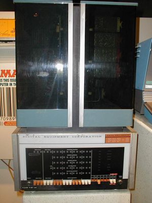 스미소니언 국립 박물관의 국립 미국 역사 박물관에 전시된 PDP-8. 독립된 트랜지스터로 구성된 초기 모델로 Straight 8이라고 불리는 것.
