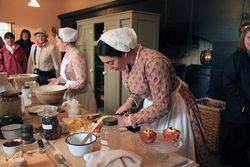 Audley End House}}의 하우스 메이드를 연기하는 히스토리컬 인터프리터(당시 사람을 연기하며 역사 해설을 하는 직업)