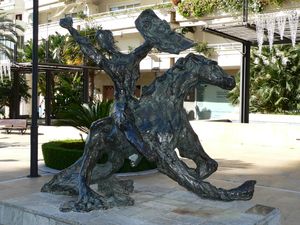 아베니다 델 마르에 있는 살바도르 달리의 청동 조각상