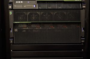 POWER8 기반 IBM 파워 시스템 E870은 최대 80개의 프로세서 코어와 8TB의 메모리로 구성이 가능하다.