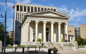 1847년에 지어진 구 몽고메리 카운티 청사와 그 뒤에 있는 현재 청사.