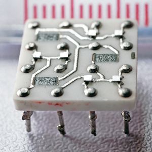 캡이 제거된 6개의 트랜지스터 고체 논리 하이브리드 회로