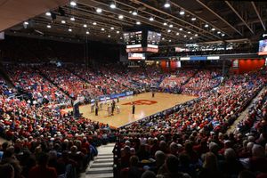 데이턴 플라이어스 남자 농구(Dayton Flyers men's basketball) 경기 중 UD 아레나(UD Arena)