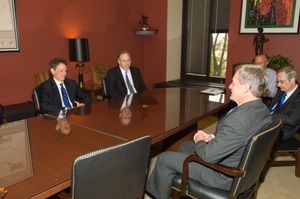 보커스(앞)와 재무 장관 후보자 티머시 가이트너(왼쪽)의 만남