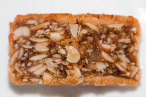 5가지 견과류/알맹이(잘게 부순 캐슈넛, 참깨, 아몬드, 호두, 에구시 씨앗)가 들어간 광둥식 월병