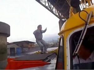 성룡이 호버보트 위로 뛰어내린 후 오른쪽 발목 부상