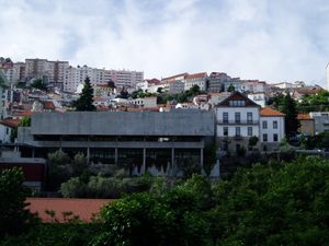 코빌량 전경과 정면에 보이는 베이라 인테리어 대학교 본 도서관