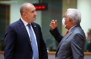 코스타는 2021년 10월 22일 브뤼셀에서 열린 유럽 연합 이사회 정상회의에서 루멘 라데프 불가리아 대통령과 함께했다.