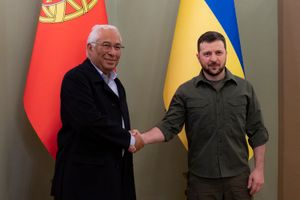 2022년 5월 21일 우크라이나 대통령 볼로디미르 젤렌스키와 코스타.