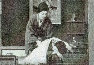 무대 『방랑기』의 한 장면. 책상에 기대고 있는 모리 미츠코가 연기하는 하야시 후미코