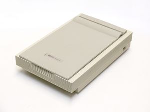 덮개가 닫힌 플랫베드 스캐너 (HP ScanJet IIC)