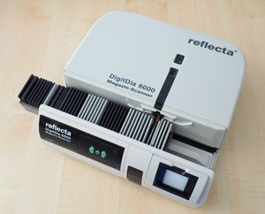 필름 스캐너(Reflecta DigitDia 6000)는 슬라이드 스캔용으로 설계되었다