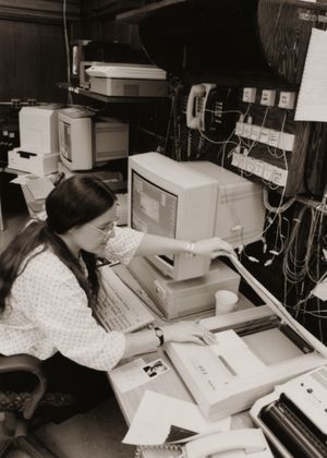 1990년대 초 디트로이트 뉴스(The Detroit News) 사진 데스크에서 컴퓨터로 스캔되는 사진 인쇄물