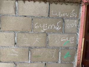 태국 국내 학교 벽에 쓰인 샨어 낙서. 태국어와 중국어, 주음 부호도 있다.