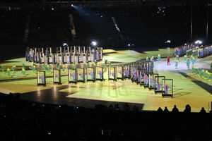 무대에서 "미래로 가는 문"과 상호작용하는 공연자들