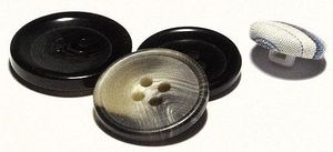 구멍과 생크가 있는 플라스틱 및 천 단추