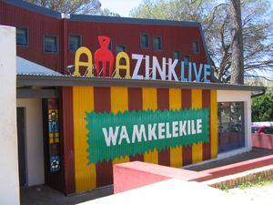 카야만디에 있는 AmaZink 타운십 극장 레스토랑 밖의 코사어로 방문객을 환영하는 표지판