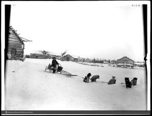 소년이 야쿠트 라아이카를 이용하여 물을 운반하다.