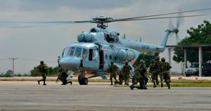 가나 특수부대 팀이 Mi-17 헬기에 탑승