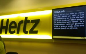 노스웨스트 플로리다 비치 국제공항(2014년)의 렌터카 카운터에 있는 아이티어 표지판.