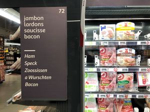 슈퍼마켓의 프랑스어와 룩셈부르크어(이탤릭체) 표지판. 표준 독일어와 프랑스어로 표시된 품목이 표시되어 있습니다.