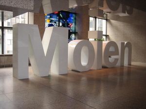 "Moien"("안녕"): 룩셈부르크 EU 의장국 기간 중 유스티스 립시우스 빌딩에 있는 조각상 (높이 약 2미터), 2005년 상반기