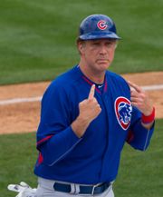 페럴이 2015년 스프링 트레이닝 경기에서 시카고 컵스의 3루 코칭을 하고 있다.