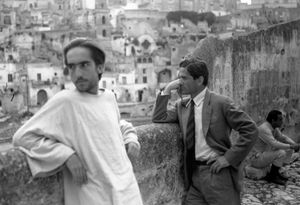 엔리케 이라조키와 피에르 파올로 파졸리니가 마테라에서, 영화 마태복음 세트장에서 (1964년)