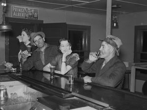 오프닝 타이틀 시퀀스에 사용된 이미지 중 하나의 오리지널 버전