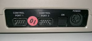 C64 후면 (조이스틱 포트, 전원 스위치, 전원 입력단자)