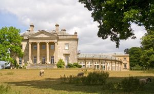 영국 허트퍼드셔의 개즈던 플레이스는 빌라 디오다티의 촬영 장소로 사용되었다.