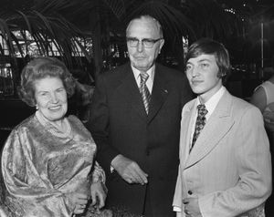 에우에와 그의 아내가 1976년 카르포프를 만났다