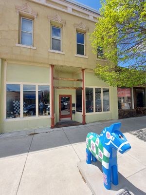 카르포프는 이 탄색 건물에 체스 학교를 설립했다. 그의 이름이 적힌 표지판은 제거되었고, 학교는 이름 변경을 진행 중이다.