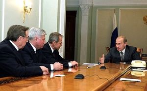 2003년 러시아 최고 법원 수장들(러시아 고등 중재 법원의 베냐민 야코블레프, 러시아 대법원의 뱌체슬라프 레베데프, 러시아 헌법 재판소의 발레리 조르킨)과 푸틴 대통령의 만남