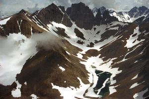 알류샨 산맥의 산들 플로트비행기가 브룩스 캠프로 비행 중