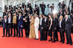 제81회 베니스 국제 영화제에서 구아다니노와 《퀴어》의 출연진들.