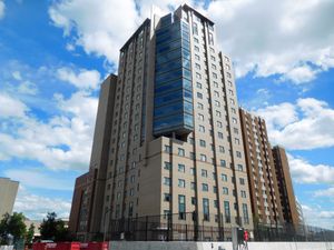 90 University는 대학교의 10개 기숙사 중 하나인 고층 건물이다.