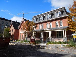 알렉스 트레벡 동문 홀. 퀴즈쇼 Jeopardy!의 진행자였던 오타와 대학교 동문 알렉스 트레벡의 이름을 따서 지어졌다.