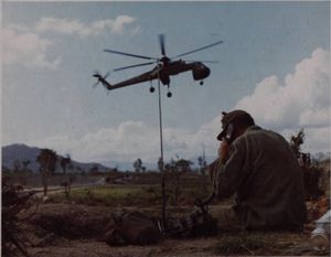 미국 육군의 무선병이 베트남 전쟁 중 CH-54 타르헤와 통신하고 있다.