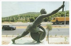 페르시아 전쟁에서 마라톤에서 아테네까지 49.195km를 뛰어 아테네의 승전보를 전달한 뒤 죽은 전령을 기린 동상