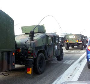 통신장비가 탑재된 험비 차량