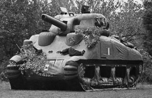 독일군을 속이기 위해 사용된 가짜 셔먼 전차.
