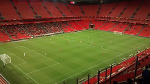 빌바오 아틀레틱은 2015–16 시즌 리그 요구 사항으로 산 마메스에서 홈 경기를 치렀지만, 대부분 몇 천 명의 관중만 찾았다.