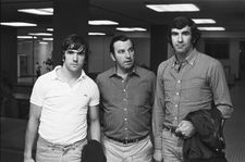 1970년대 주요 선수들인 다니(왼쪽)와 이리바르(오른쪽)가 아기레 감독(가운데)과 함께 서 있다.