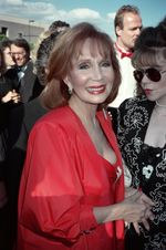 캐서린 헬몬드 — TV 코미디/뮤지컬 시리즈 여우주연상 수상자